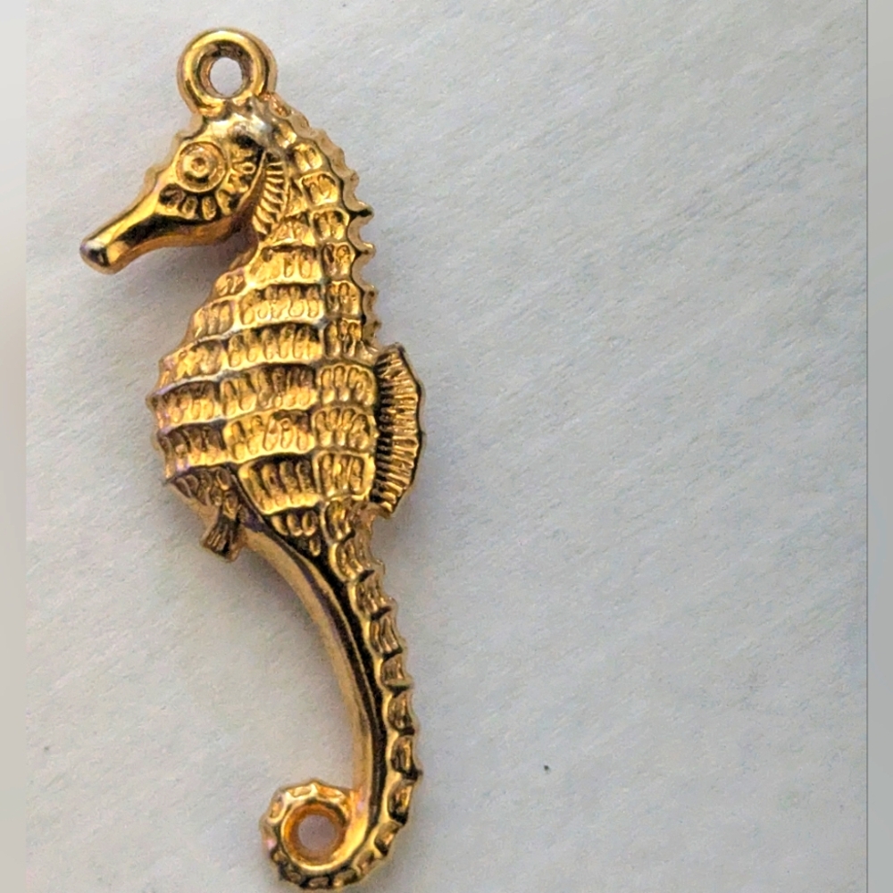 Gold Seahorse Pendant Intricate Detailing NWOT